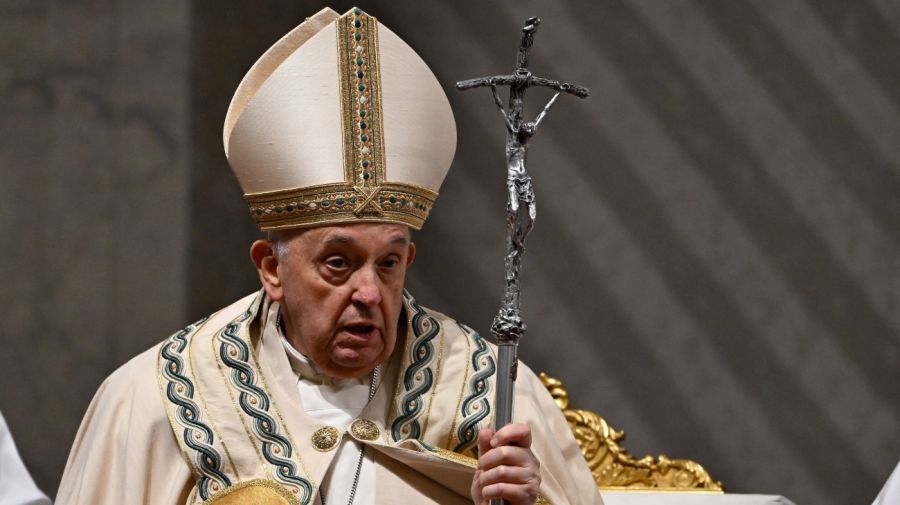 20240330 El Papa Francisco preside la vigilia pascual como parte de las celebraciones de la Semana Santa, en la Basílica de San Pedro en el Vaticano