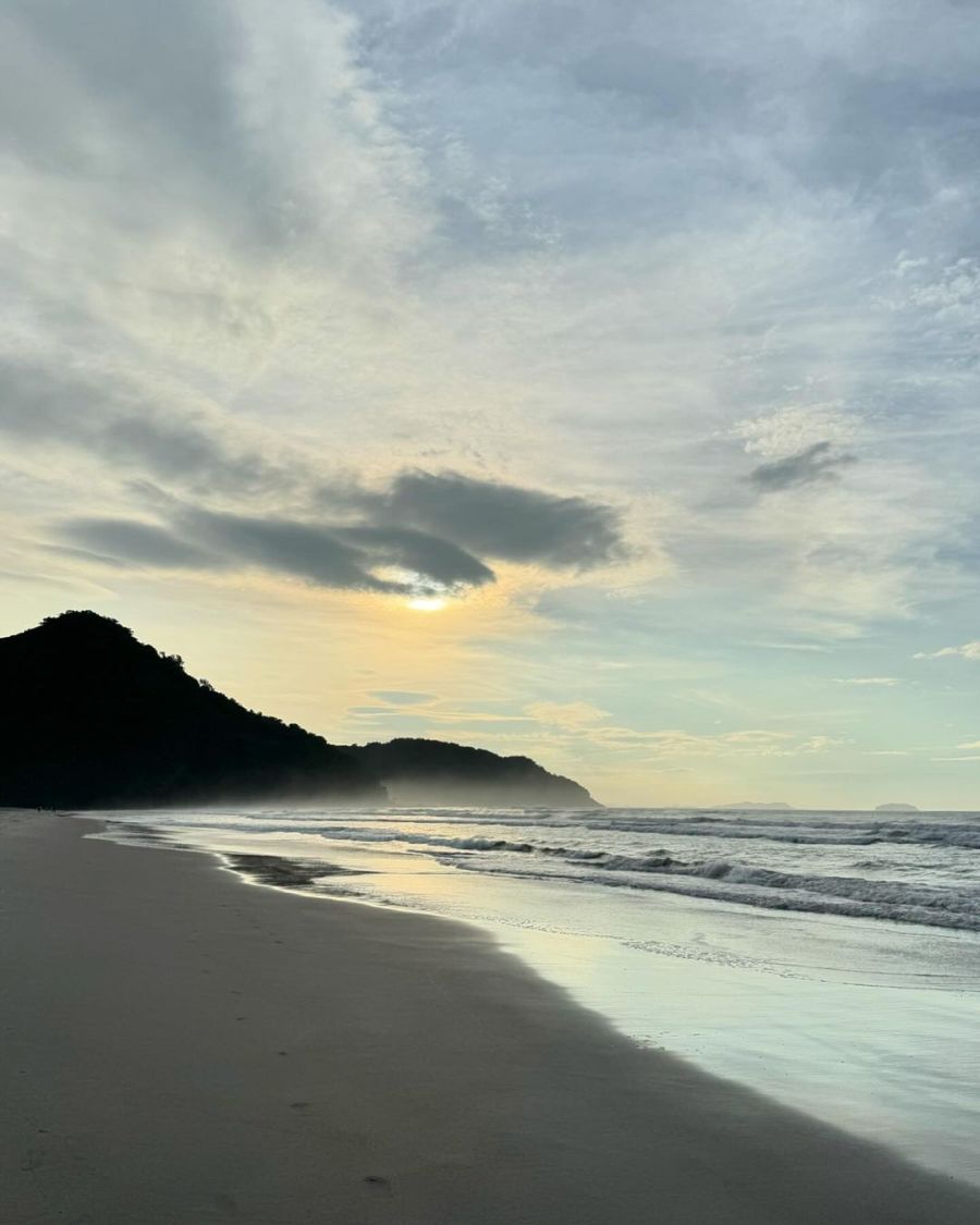 Ámbar de Benedictis posó en las redes sociales con una microbikini en las playas de Brasil