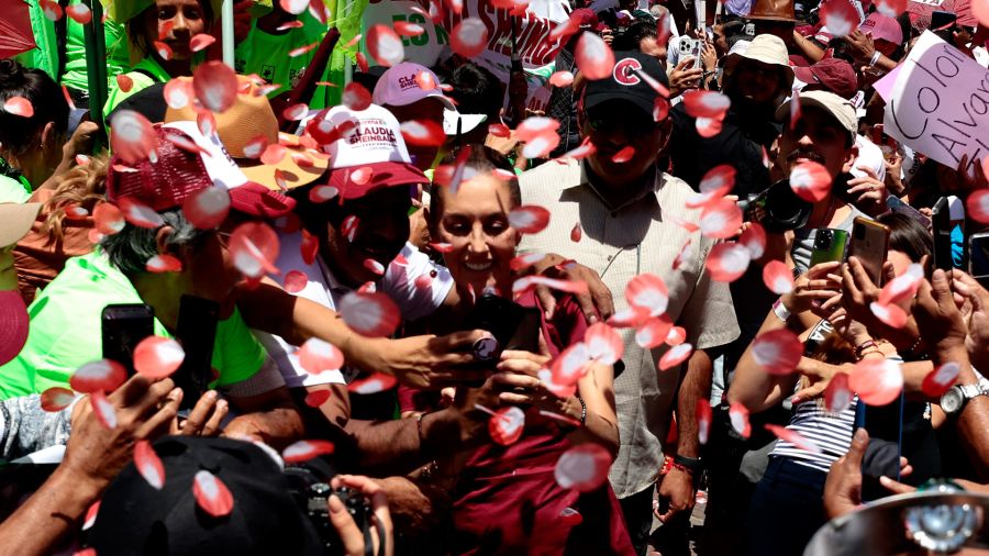 Fotogaleria La candidata presidencial de izquierda mexicana Claudia Sheinbaum posa para una selfie con sus seguidores durante un mitin de campaña en la Plaza Hidalgo en México