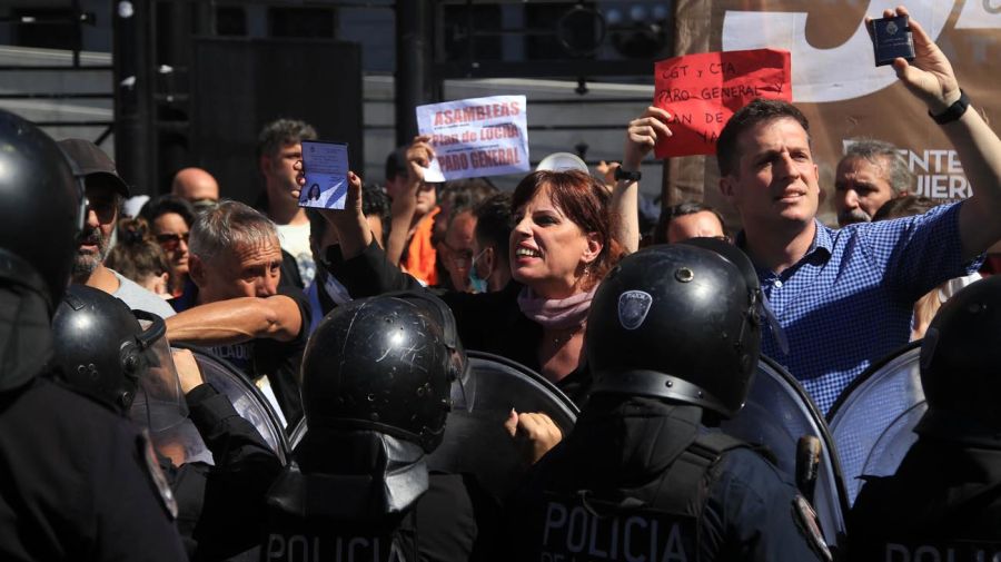 Incidentes entre manifestantes docentes y jubilados y la policía de la Ciudad.