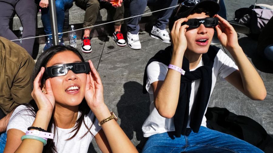 La gente mira hacia el cielo antes de un eclipse solar total en América del Norte