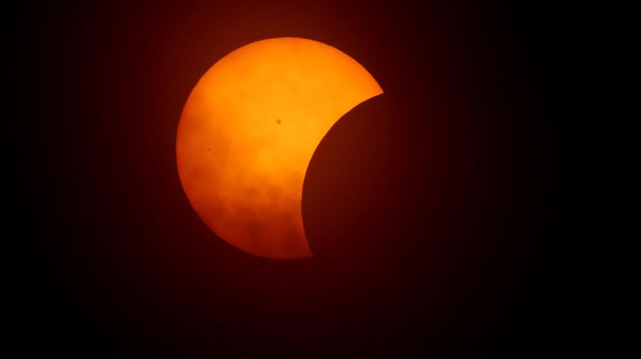La luna comienza a eclipsar al sol el 8 de abril de 2024 en Fort Worth, Texas.