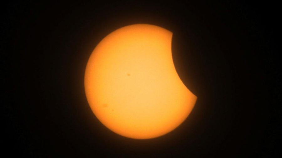 Un eclipse solar parcial se ve desde Mazatlán, México