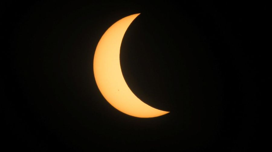 Un eclipse solar parcial se ve desde Mazatlán, México