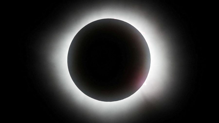 Un eclipse solar total es visto desde Mazatlán, México el 8 de abril de 2024.