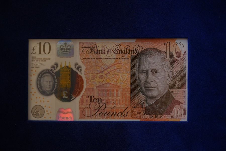 Banco de Inglaterra presentó al rey Carlos III los nuevos billetes con su rostro