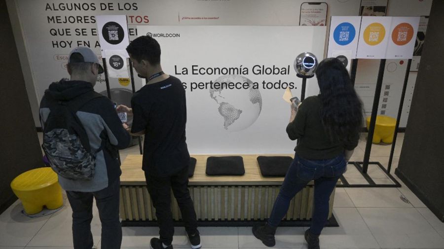 Un dispositivo de escaneo de datos biométricos a cambio de la criptomoneda Worldcoin en Buenos Aires