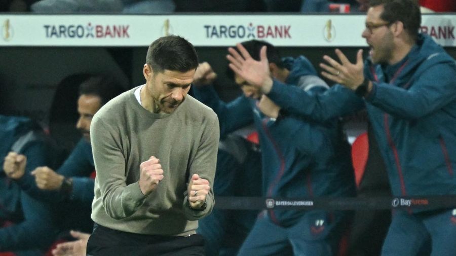 El entrenador español del Bayer Leverkusen, Xabi Alonso, reacciona durante el partido de semifinales de la Copa de Alemania 
