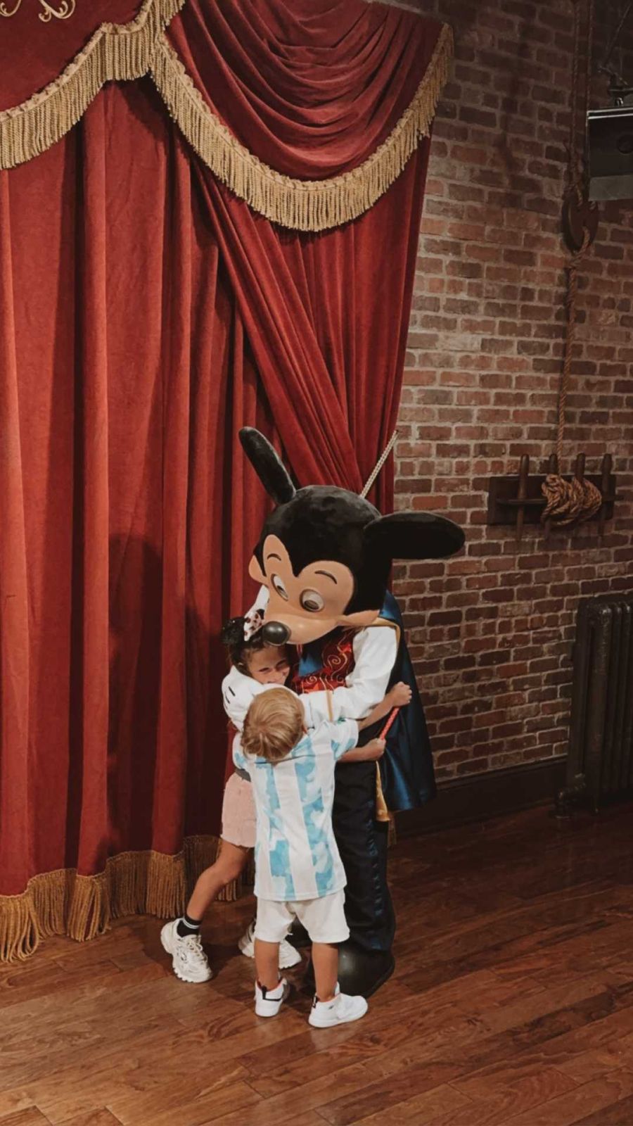 Así son las vacaciones de Camila Homs y sus hijos, Francesca y Bautista en Disney