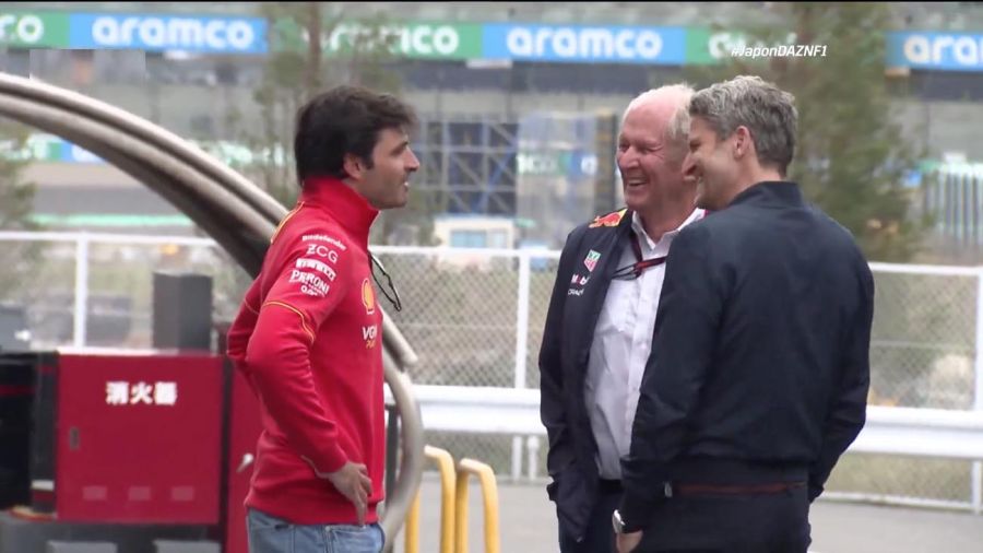 Carlos Sainz y el asesor de Red Bull, charlando.