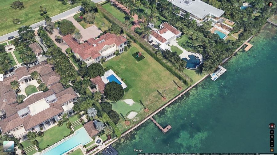 Jeff Bezos ha comprado la casa en el extremo izquierdo en 28 Indians Creek Island.