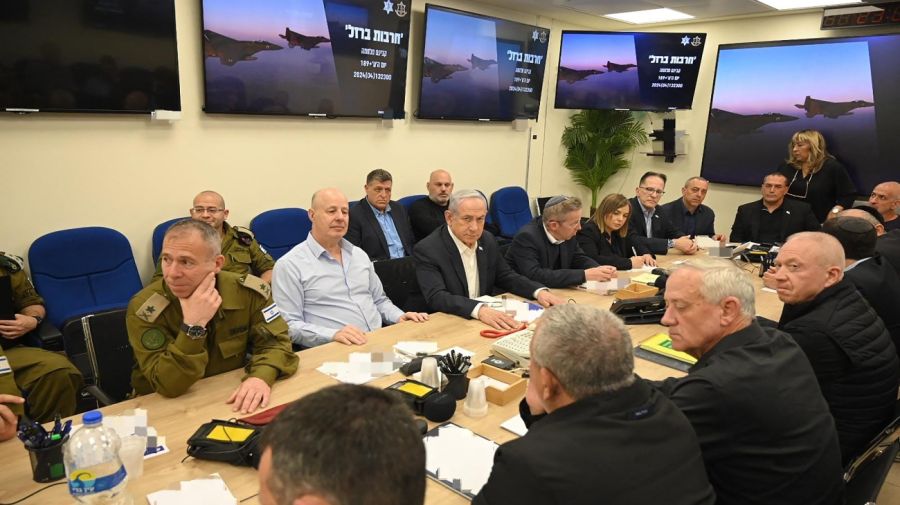 20240413 Oficina del Primer Ministro israelí muestra al Primer Ministro de Israel, Benjamin Netanyahu, durante una reunión del Gabinete