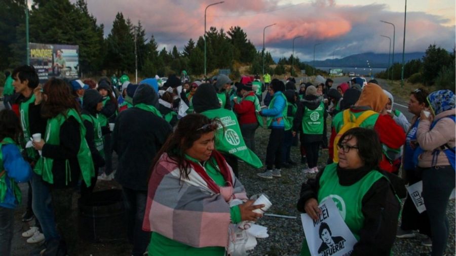 Manifestación en Bariloche contra Milei