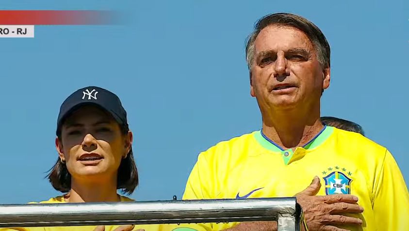 Bolsonaro y su esposa, en el acto en Copacabana.