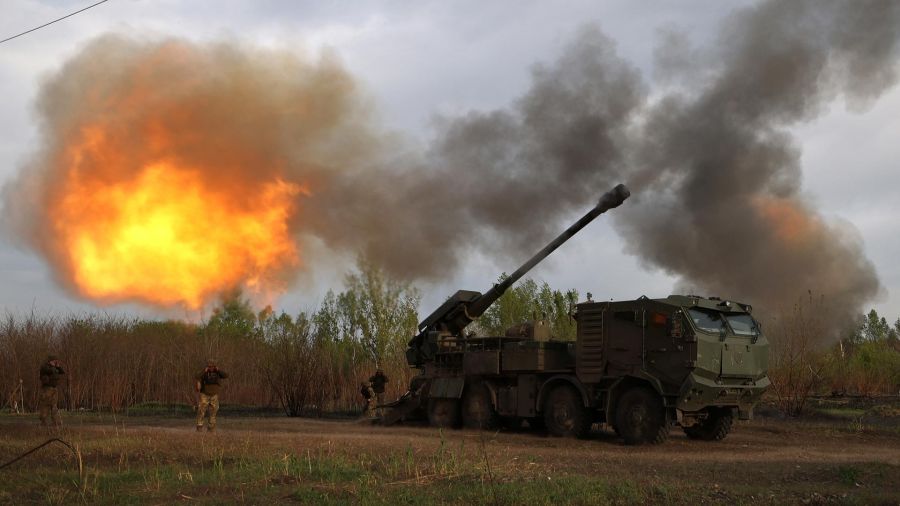 Fotogaleria Artilleros de la 43.ª Brigada Mecanizada Separada de las Fuerzas Armadas de Ucrania disparan contra una posición rusa con un obús autopropulsado 2C22 