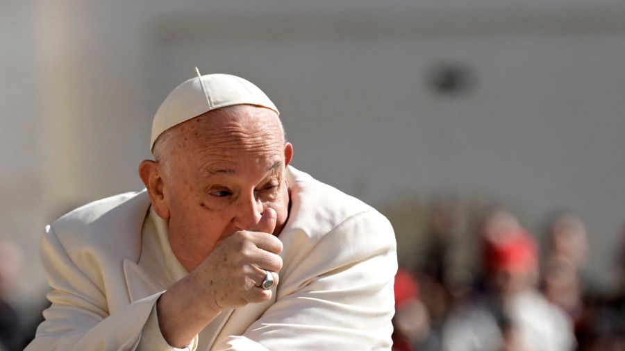 Fotogaleria El Papa Francisco hace un gesto cuando llega para dirigir su audiencia general semanal en la Plaza de San Pedro en la Ciudad del Vaticano