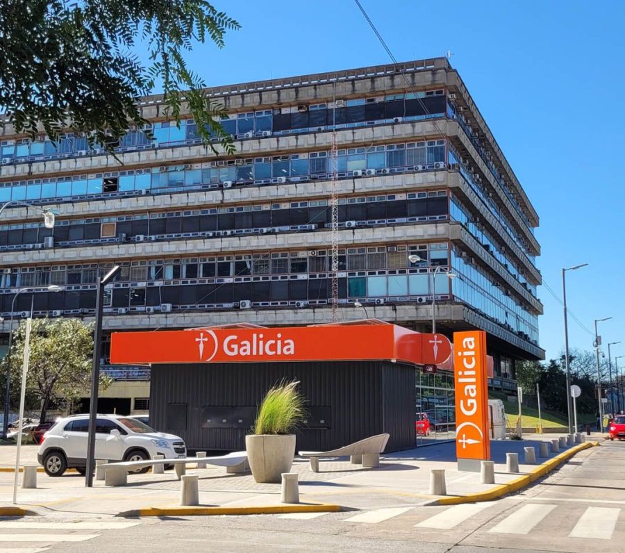 El Banco Galicia presentó la sucursal que funciona con energía solar.