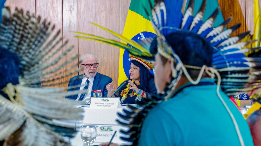 Fotogaleria Presidente Luiz Inácio Lula da Silva y a la Ministra de Pueblos Indígenas, Sonia Guajajara, durante una reunión con representantes de pueblos indígenas de varios grupos étnicos en Brasilia
