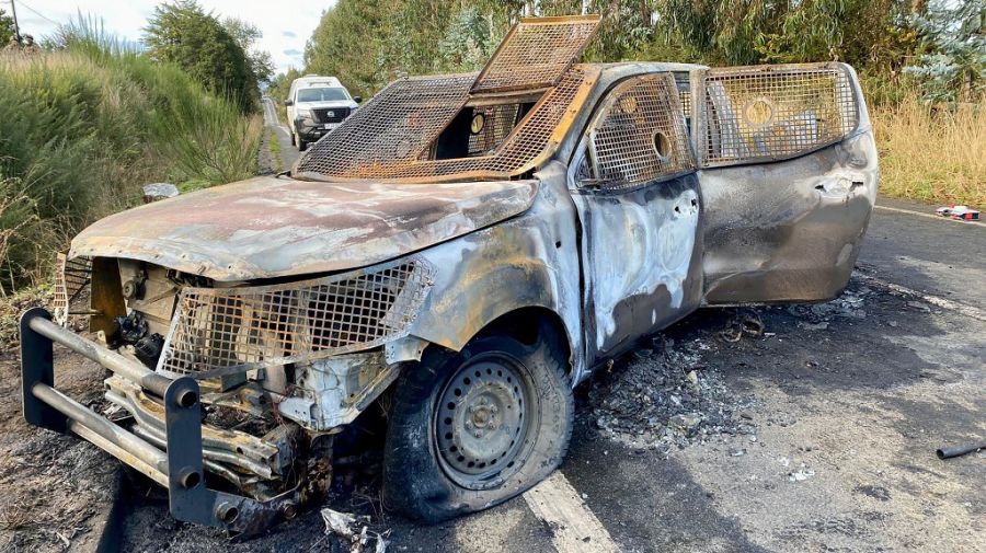 Chile está en shock por el crimen de tres carabineros, que aparecieron en una camioneta blindada incendiada en el sur del país.