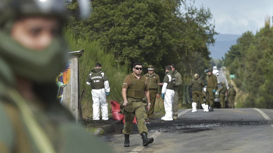 Ejército y peritos forenses trabajan en el lugar donde mataron a los tres carabineros en el sur de Chile.