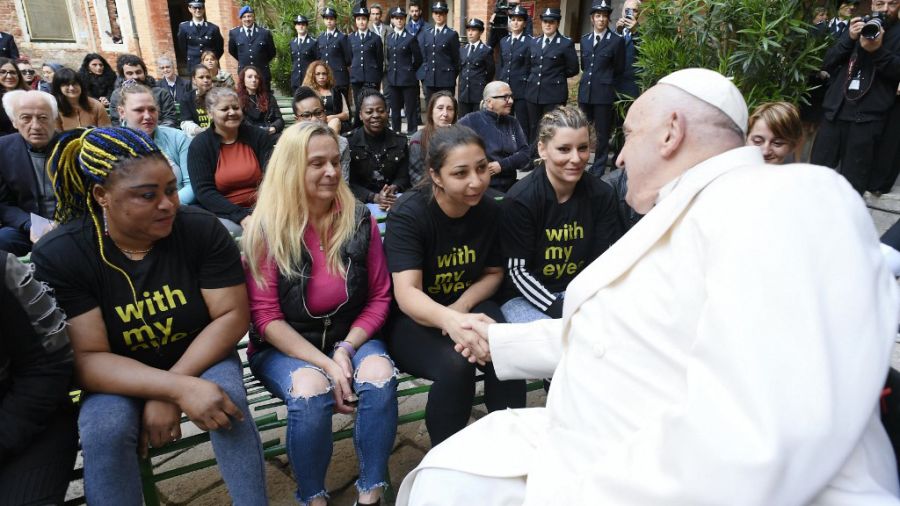 El Papa Francisco visitó una cárcel de mujeres en Venecia.