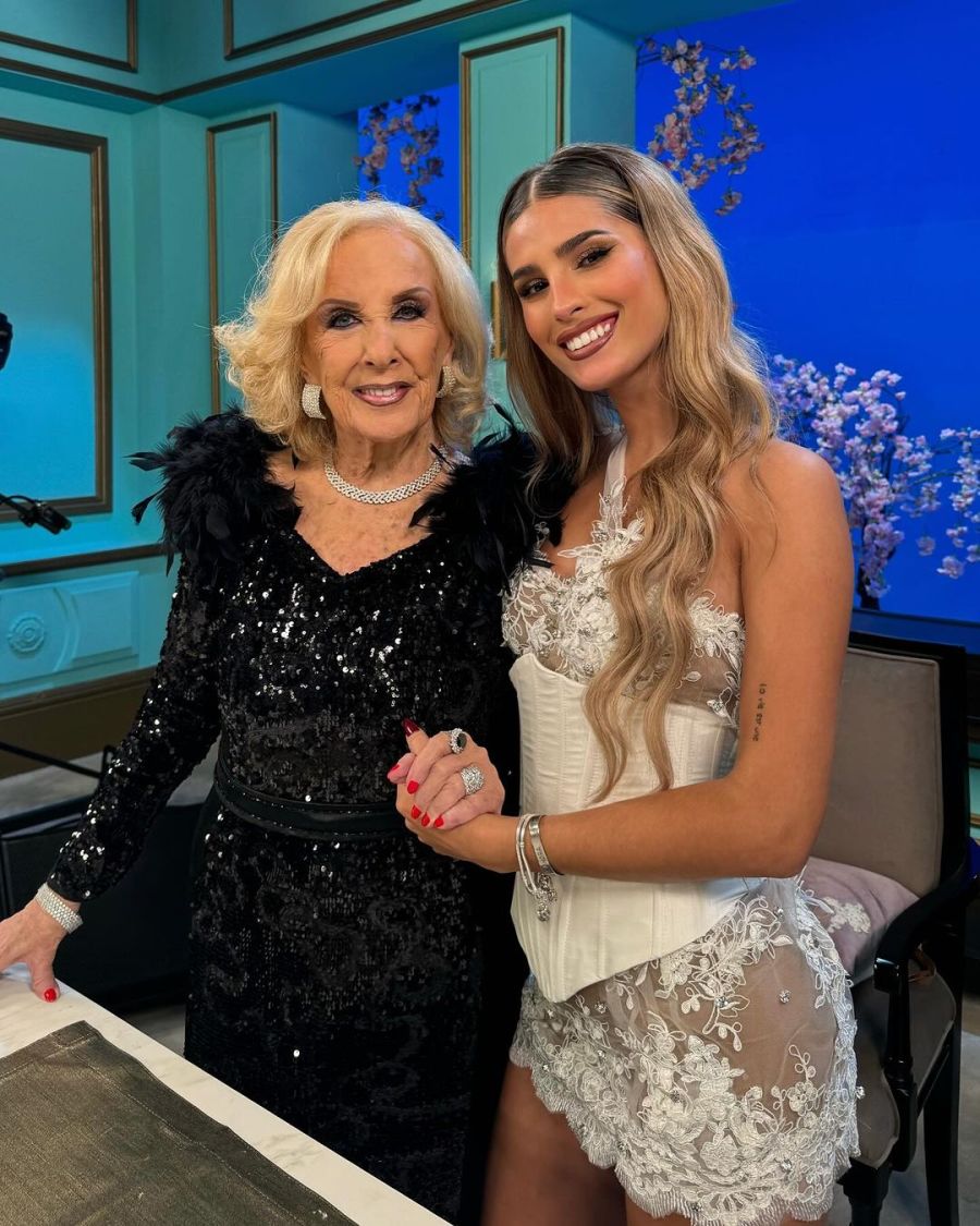 El impresionante look de minivestido de Julieta Poggio para cenar con Mirtha Legrand