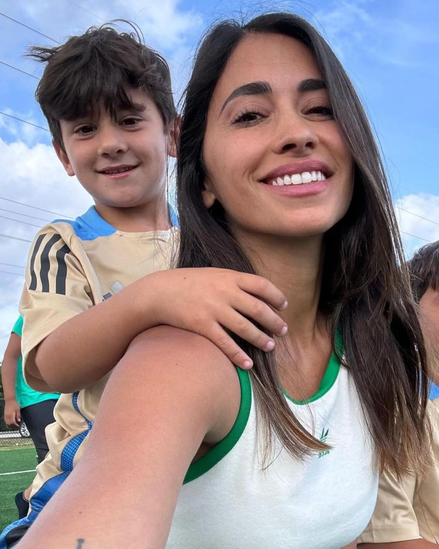 El look de Antonela Roccuzzo en una tarde de futbol junto a Thiago, Mateo y Ciro Messi