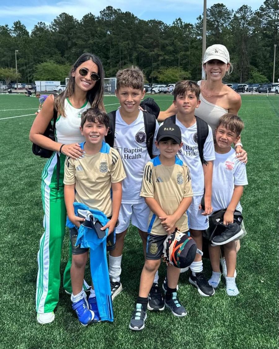 El look de Antonela Roccuzzo en una tarde de futbol junto a Thiago, Mateo y Ciro Messi