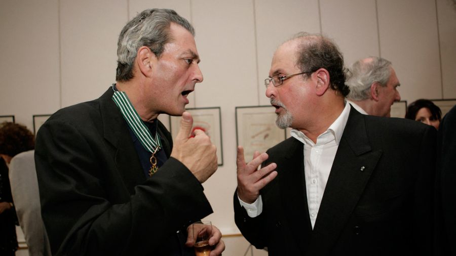 Paul Auster habla con Salman Rushdie después de que Auster fuera galardonado con la insignia de Comandante de la Orden de las Artes y las Letras por sus contribuciones