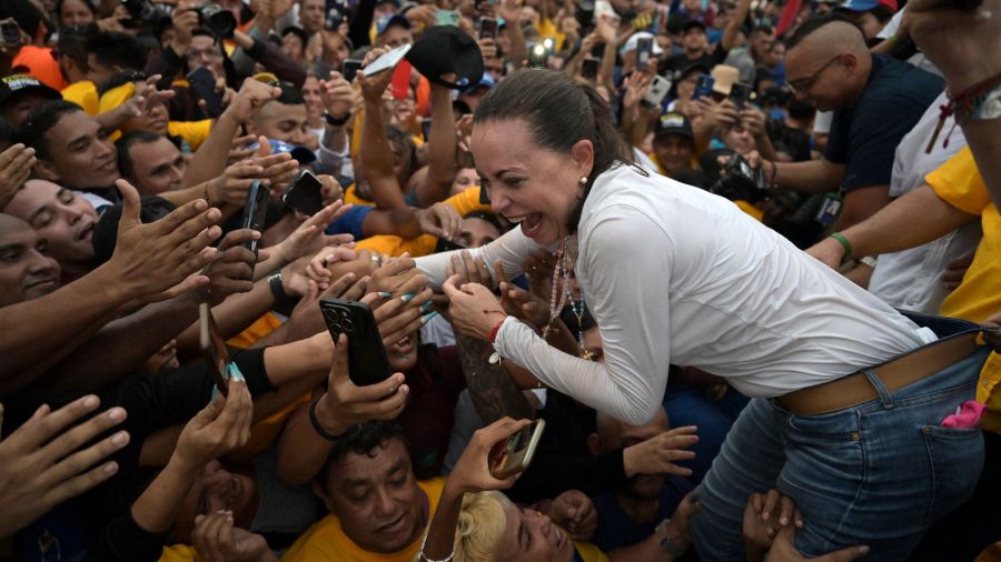 Fotogaleria La líder de la oposición venezolana María Corina Machado saluda a sus partidarios durante una manifestación en Maracaibo, estado de Zulia, Venezuela