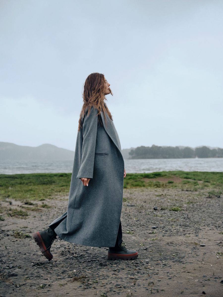 Juliana Awada vuelve a su raíz y volvió a la moda: líneas simples junto a un concepto inspirado en la Patagonia