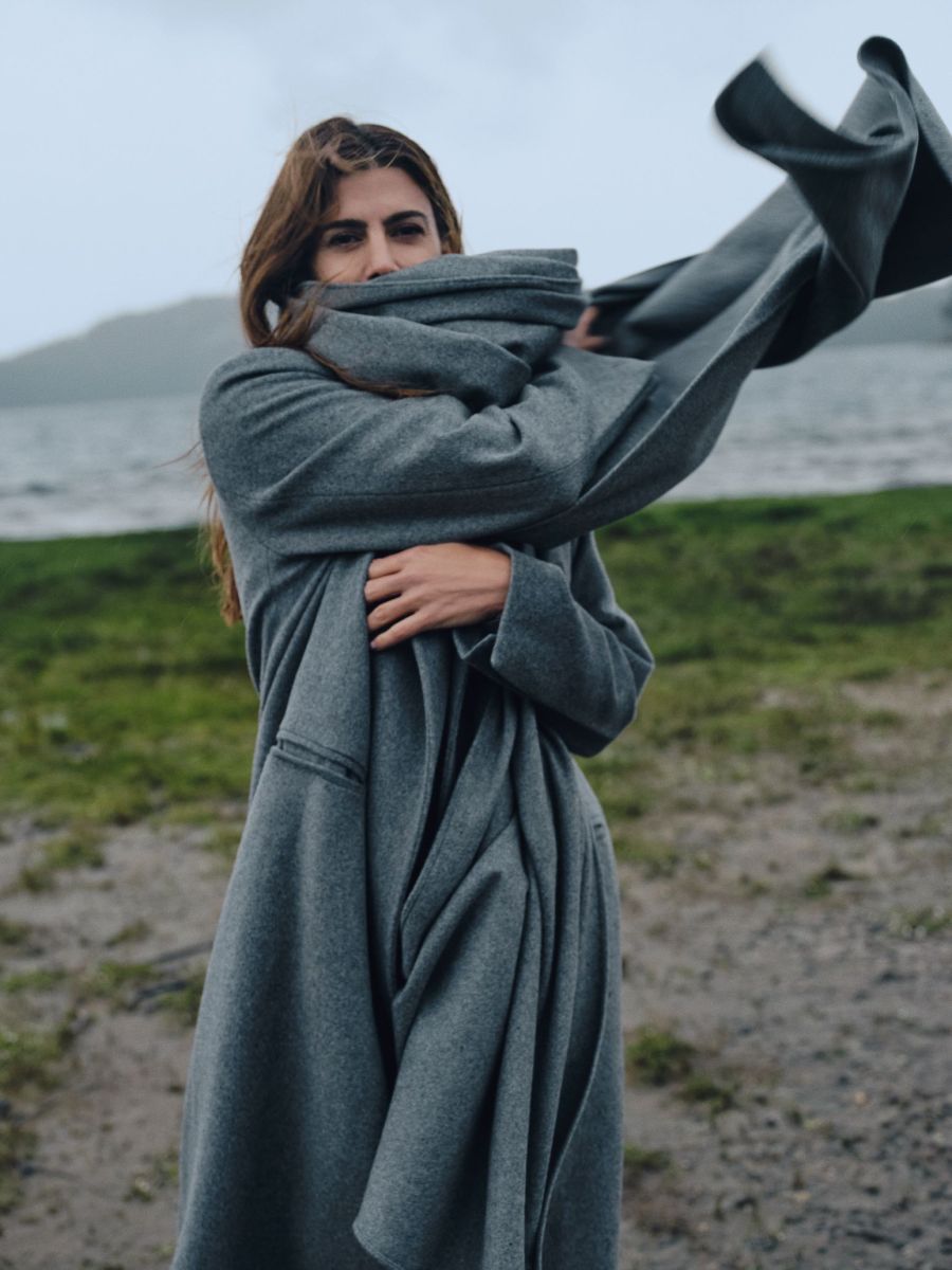 Juliana Awada vuelve a su raíz y volvió a la moda: líneas simples junto a un concepto inspirado en la Patagonia