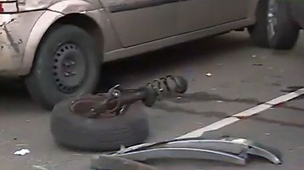 Una rueda del auto del joven que impactó contra tres autos estacionados en Caballito.