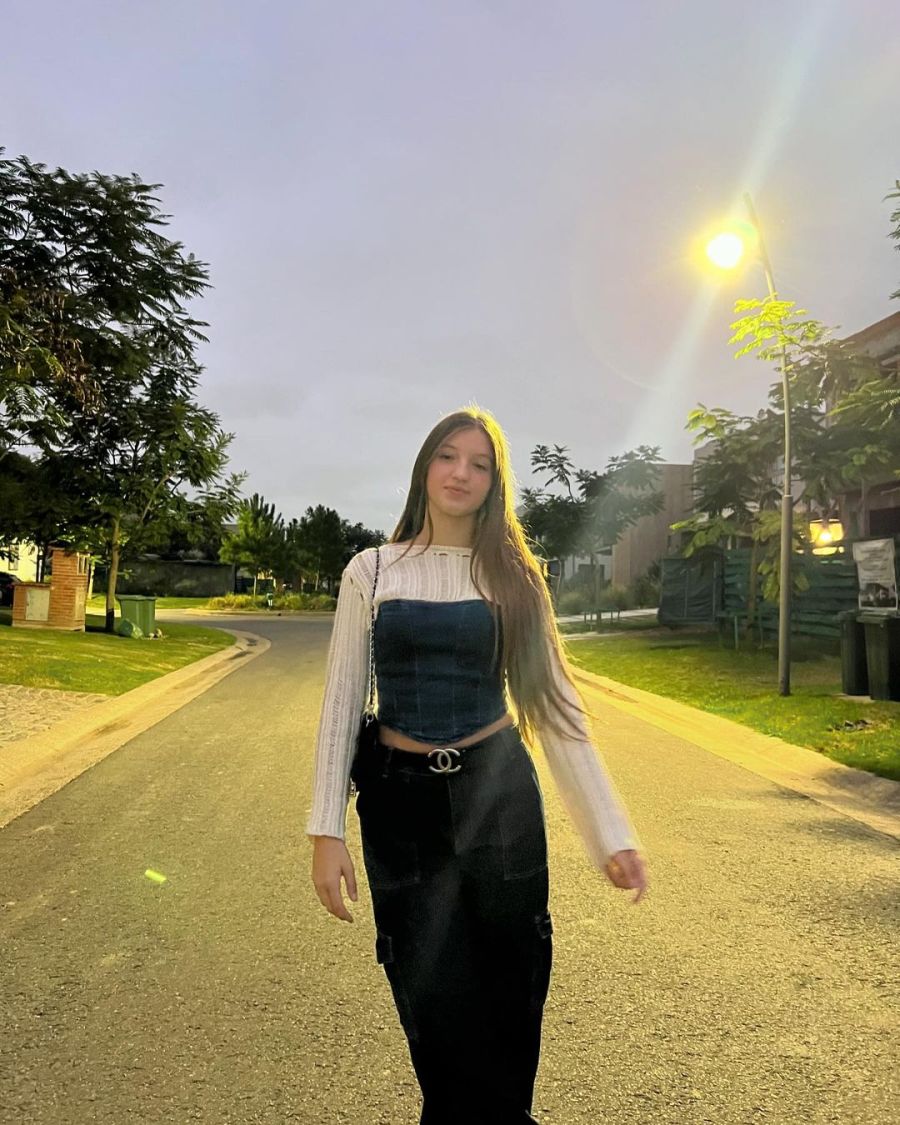 Así fue el look total denim súper canchero de Allegra Cubero