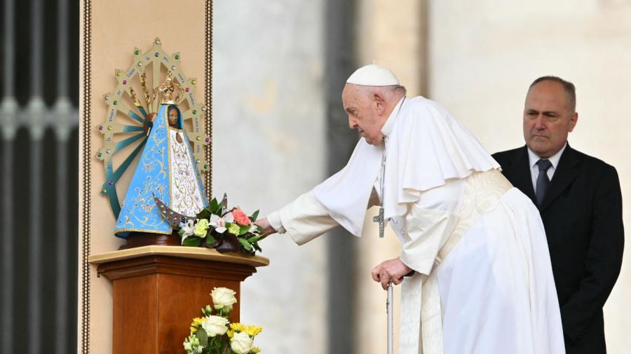 Francisco con la virgen Nuestra Señora de Luján