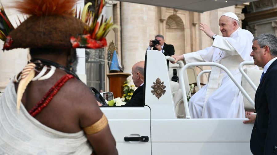 Francisco con la virgen Nuestra Señora de Luján