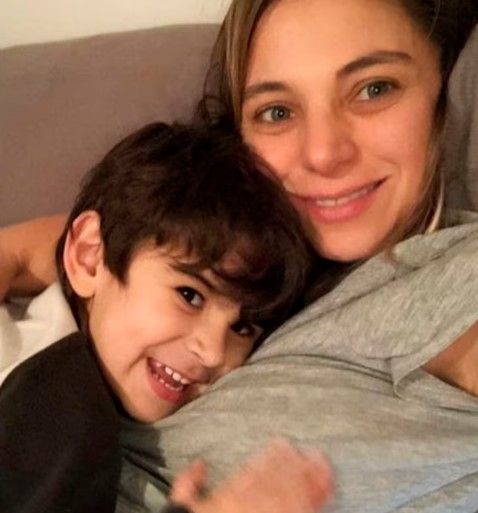 Mariana Derderían y su hijo