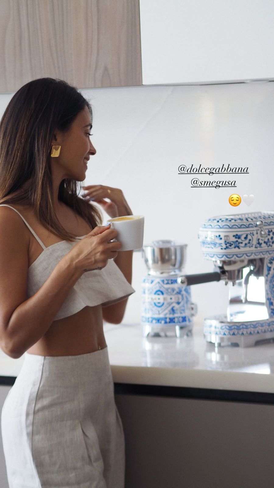 La que puede, puede: Antonela Roccuzzo mostró su lujosa cafetera de Dolce Gabbana