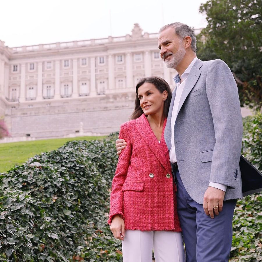 Las fotos de Letizia Ortiz y Felipe VI por el 20º aniversario de boda en las que aparecen la Princesa Leonor y la Infanta Sofía