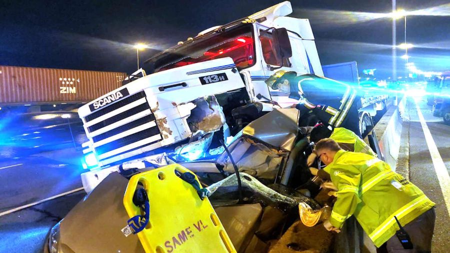 Tres personas murieron esta noche cuando el acoplado de un camión que transitaba por la Autopista Panamericana 20240520