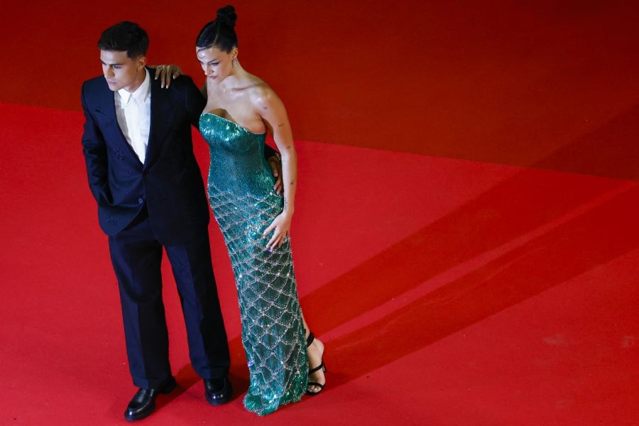 Así fue el increíble look de Oriana Sabatini acompañada de Paulo Dybala en Cannes