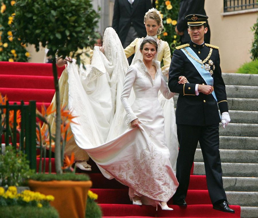 Una a una, las mejores fotos de la boda de Letizia Ortiz y Felipe VI hace 20 años 