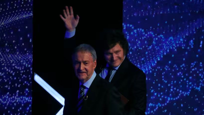 Juan Schiaretti junto a Milei tras los debates presidenciales