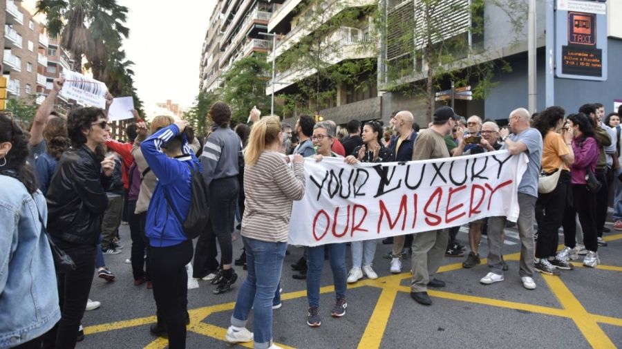 Protesta en Barcelona contra Louis Vuitton