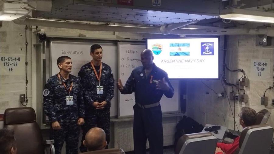 Capitanes de la Armada Patricio Alisi y Lucas David Murgia a bordo del portaaviones USS George Washington