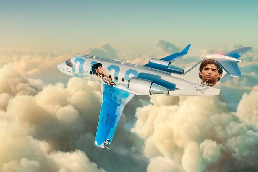 El avión en homenaje a Maradona. 