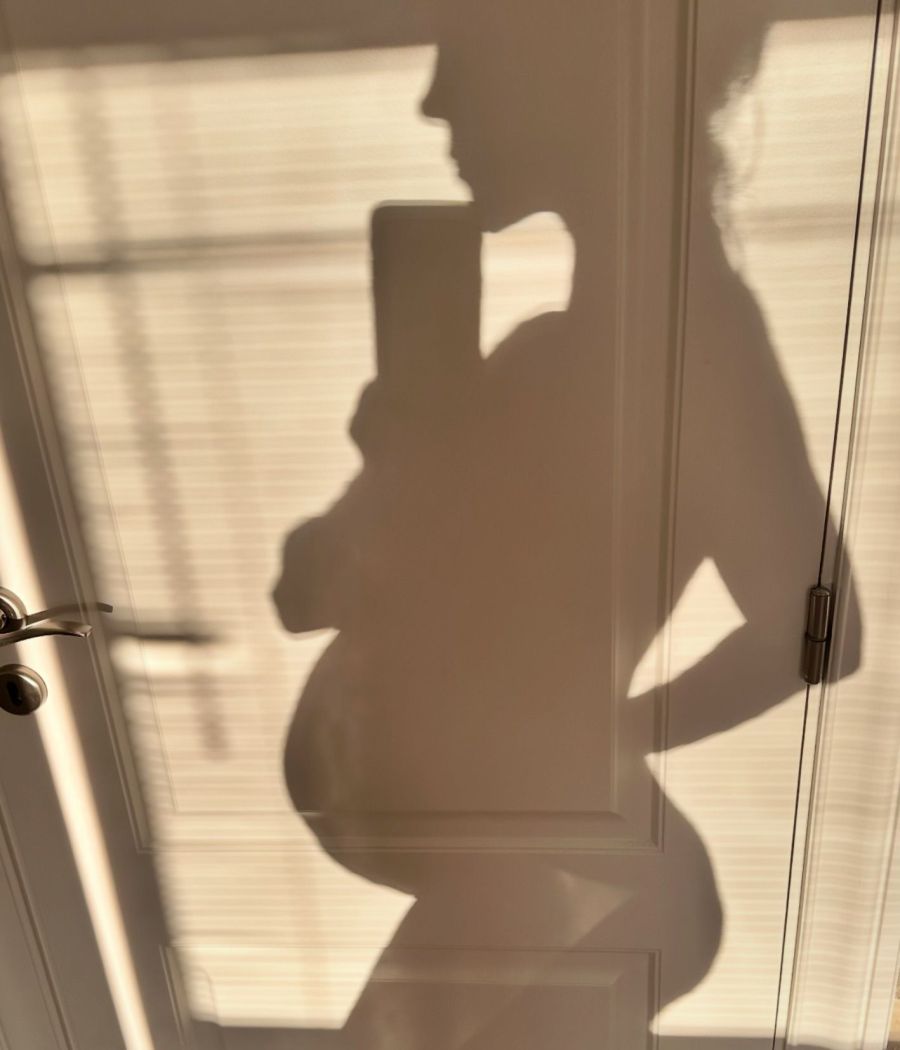 Nicole Neumann y su pancita de embarazada al desnudo