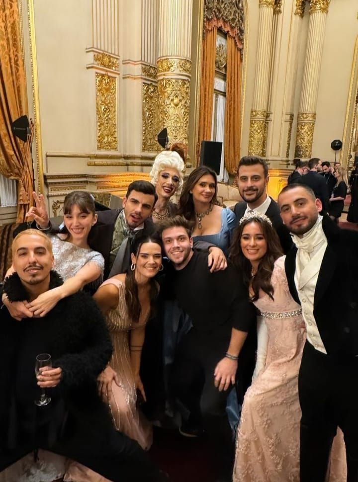 A lo Bridgerton, Nico Occhiato y Flor Jazmín tuvieron su falsa boda: los mejores looks de la gala