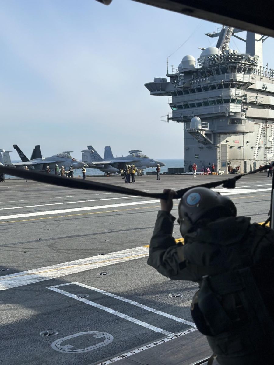 Petri recorrió el portaaviones USS George Washington