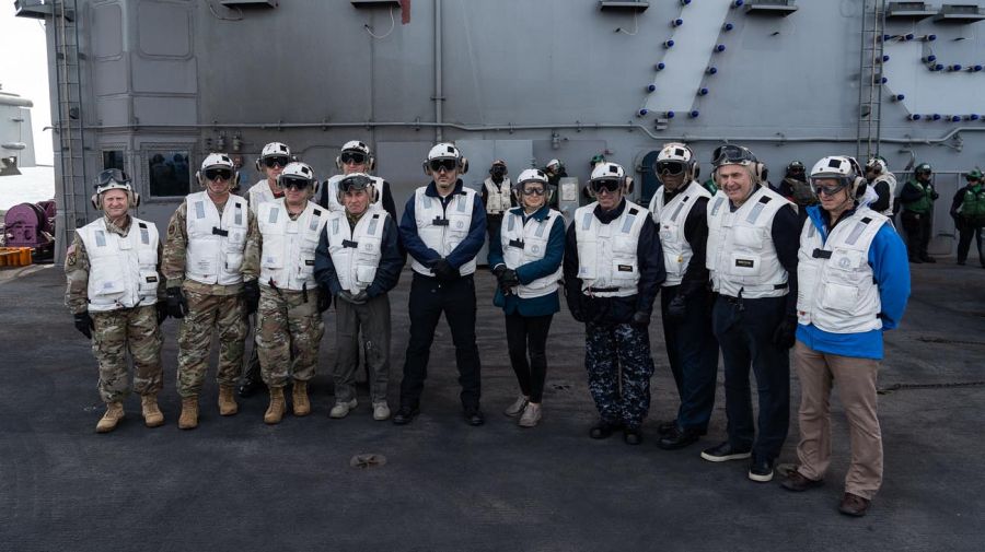 Petri recorrió el portaaviones USS George Washington